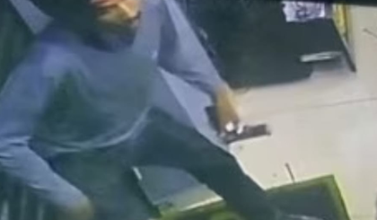 Identificado apenas pelas iniciais, T.B.L. foi localizado no presídio Jorge Vieira, em Timon (MA), onde cumpre pena pelo crime de porte ilgeal de arma de fogo. (Foto: Reprodução) Identificado apenas pelas iniciais, T.B.L. foi localizado no presídio Jorge Vieira, em Timon (MA), onde cumpre pena pelo crime de porte ilgeal de arma de fogo. (Foto: Reprodução)
