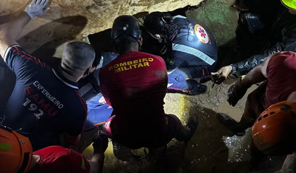 Idoso de 91 anos morre soterrado dentro da própria casa no AC, após chuva causar deslizamento de terra. (Foto: Divulgação/Corpo de Bombeiros) Idoso de 91 anos morre soterrado dentro da própria casa no AC, após chuva causar deslizamento de terra. (Foto: Divulgação/Corpo de Bombeiros)