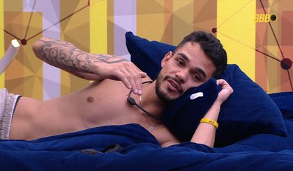 João conversava com Maike no quarto (Foto: Reprodução/TV Globo) João conversava com Maike no quarto (Foto: Reprodução/TV Globo)