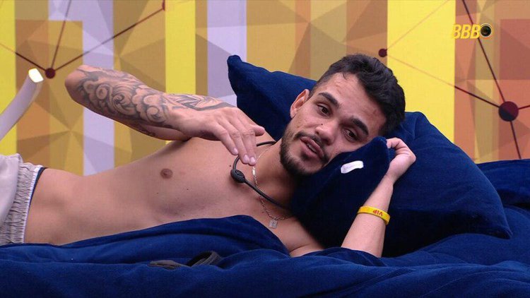 João conversava com Maike no quarto