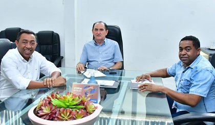 Joel Rodrigues  prefeito Antônio Reis, de Floriano ao lado do secretário de Desenvolvimento Rural, vereador Joilson Rodrigues (Foto: Instagram)