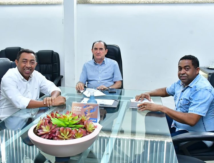 Joel Rodrigues prefeito Antônio Reis, de Floriano ao lado do secretário de Desenvolvimento Rural, vereador Joilson Rodrigues