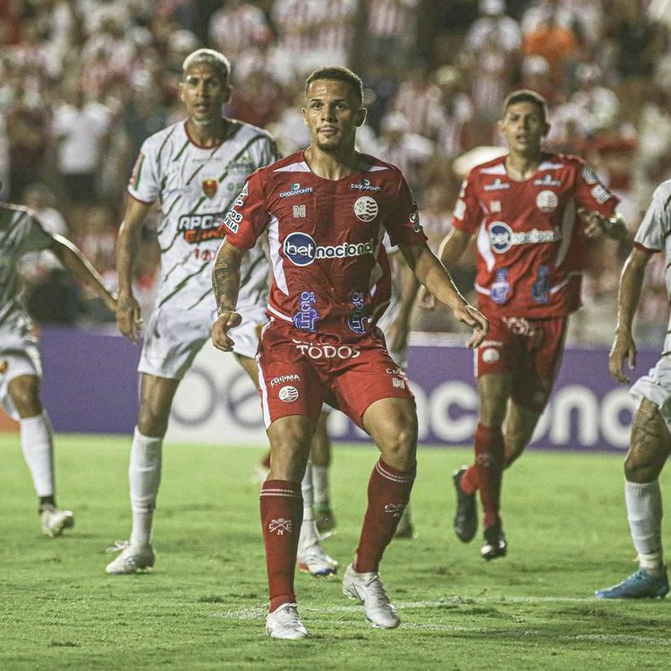 Luan, lateral ex-Náutico, acertado com o Piauí