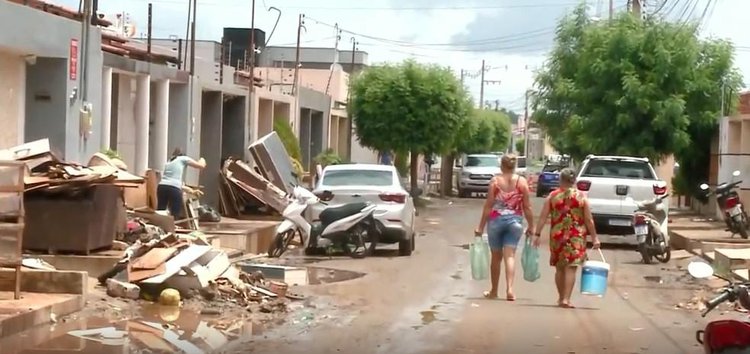 Moradores distribuem água potável para vizinhos que tiveram casas invadidas após chuva em Picos, no Piauí