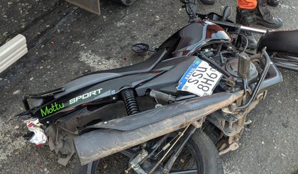 Moto atingida pelo caminhão enquanto esperava no semáforo abrir (Foto: CBMEPI) Moto atingida pelo caminhão enquanto esperava no semáforo abrir (Foto: CBMEPI)