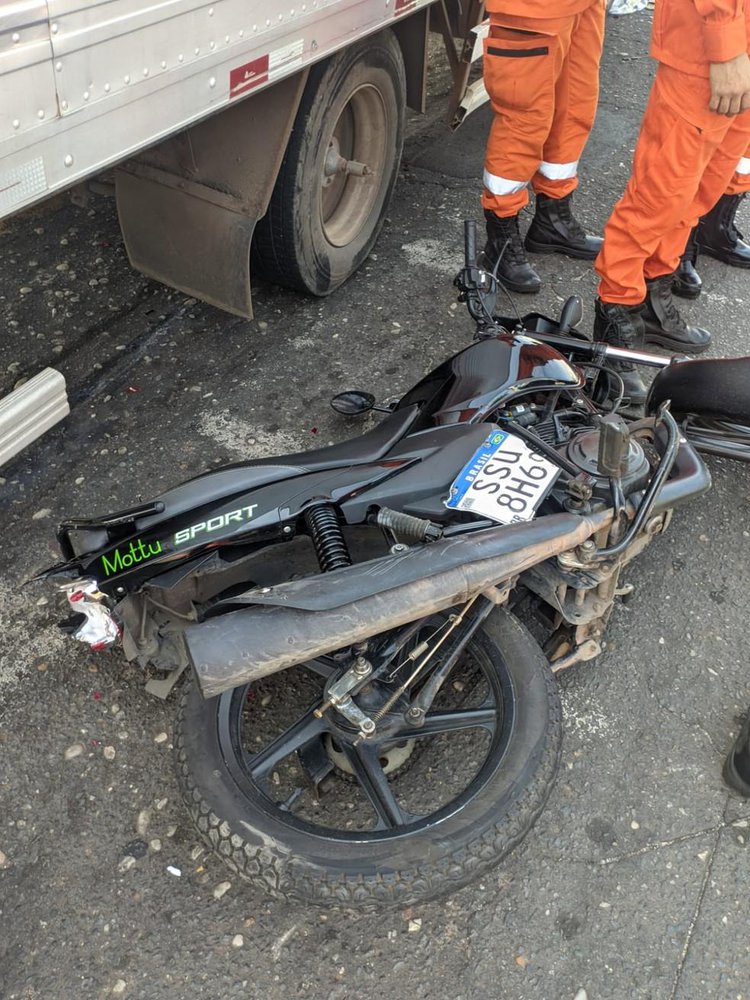 Moto atingida pelo caminhão enquanto esperava no semáforo abrir
