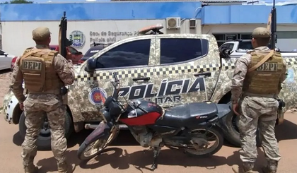 Motociclista abandona moto roubada e foge a pé ao presenciar barreira policial (Foto: PM-PI) Motociclista abandona moto roubada e foge a pé ao presenciar barreira policial (Foto: PM-PI)