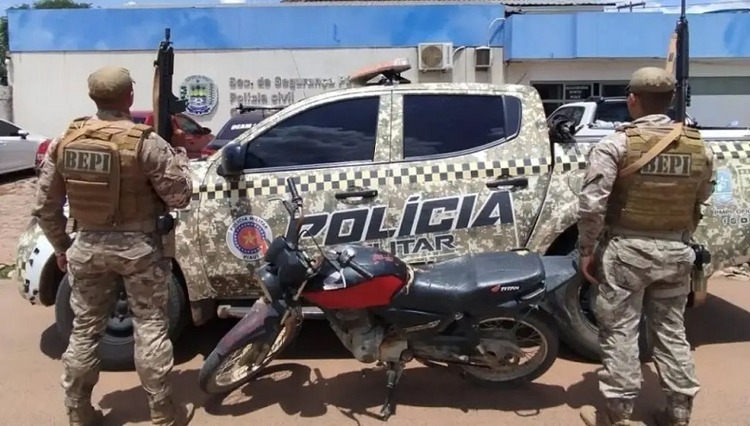 Motociclista abandona moto roubada e foge a pé ao presenciar barreira policial