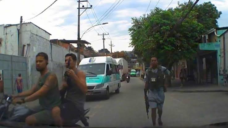 Motorista de app pede “perdão” a traficantes após entrar em comunidade no Rio.
