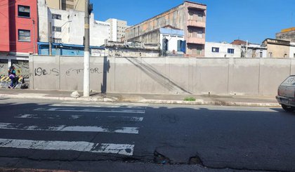 Muro construído pela prefeitura na região da cracolância, no centro de São Paulo (Foto: Hyndara Freitas) Muro construído pela prefeitura na região da cracolância, no centro de São Paulo (Foto: Hyndara Freitas)