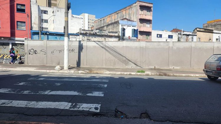 Muro construído pela prefeitura na região da cracolância, no centro de São Paulo