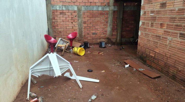 O homem começou a agredir fisicamente e verbalmente.