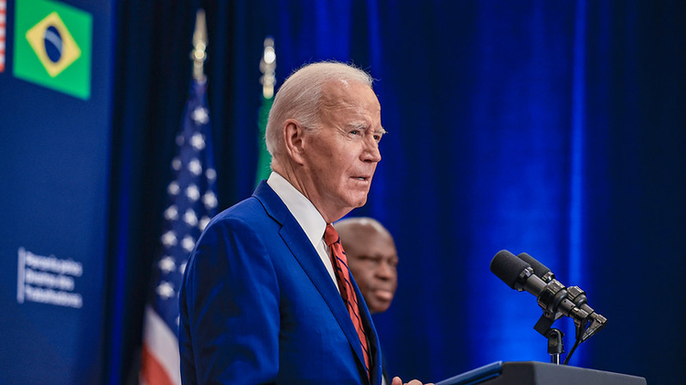 O presidente dos Estados Unidos, Joe Biden, conversou com o papa Francisco neste sábado