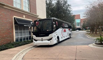 Ônibus do Flamengo chegando em concentração na Flórida para a pré-temporada 2025 (Foto: Emanuelle Ribeiro) Ônibus do Flamengo chegando em concentração na Flórida para a pré-temporada 2025 (Foto: Emanuelle Ribeiro)