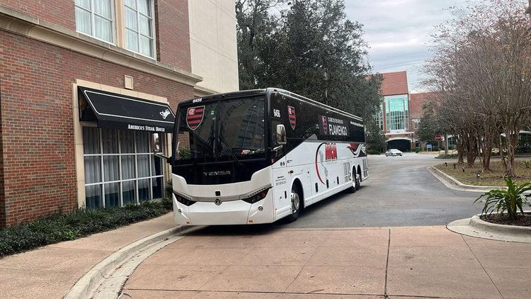 Ônibus do Flamengo chegando em concentração na Flórida para a pré-temporada 2025