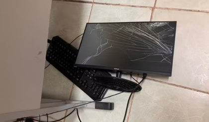 Paciente lançou uma mesa com um computador em direção à profissional de saúde. (Foto: Divulgação/Polícia Militar) Paciente lançou uma mesa com um computador em direção à profissional de saúde. (Foto: Divulgação/Polícia Militar)