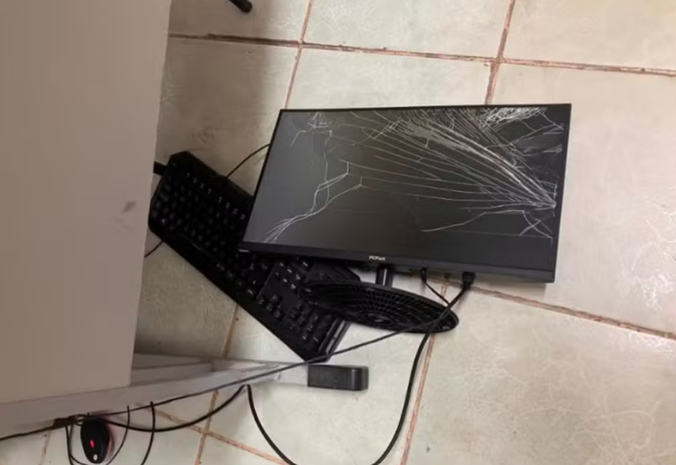 Paciente lançou uma mesa com um computador em direção à profissional de saúde.