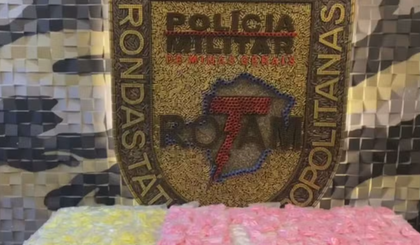 Pinos de cocaína foram encontrados depois que polícia recebeu uma denúncia anônima. (Foto: Divulgação/Rotam) Pinos de cocaína foram encontrados depois que polícia recebeu uma denúncia anônima. (Foto: Divulgação/Rotam)