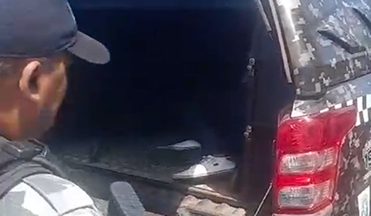 PM é baleado em assalto; suspeito é capturado e agredido por populares. (Foto: Reprodução/Redes Sociais) PM é baleado em assalto; suspeito é capturado e agredido por populares. (Foto: Reprodução/Redes Sociais)