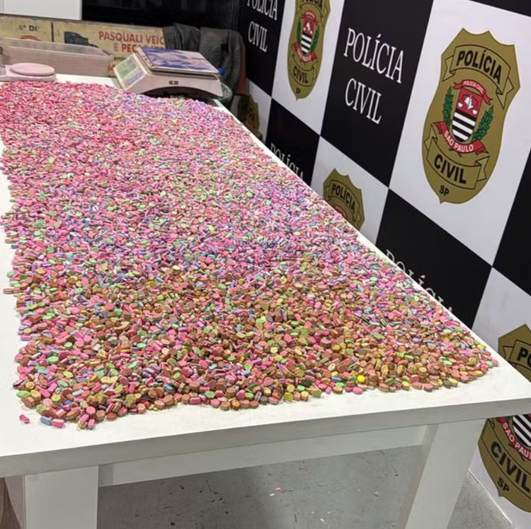 Polícia encontra mais de 30 mil comprimidos de ecstasy em laboratório.