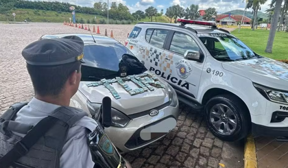 Policiais encontraram uma bolsa contendo R$ 115.636. Questionados sobre a origem do dinheiro, os suspeitos confessaram o furto. (Foto: Divulgação/Polícia Rodoviária) Policiais encontraram uma bolsa contendo R$ 115.636. Questionados sobre a origem do dinheiro, os suspeitos confessaram o furto. (Foto: Divulgação/Polícia Rodoviária)
