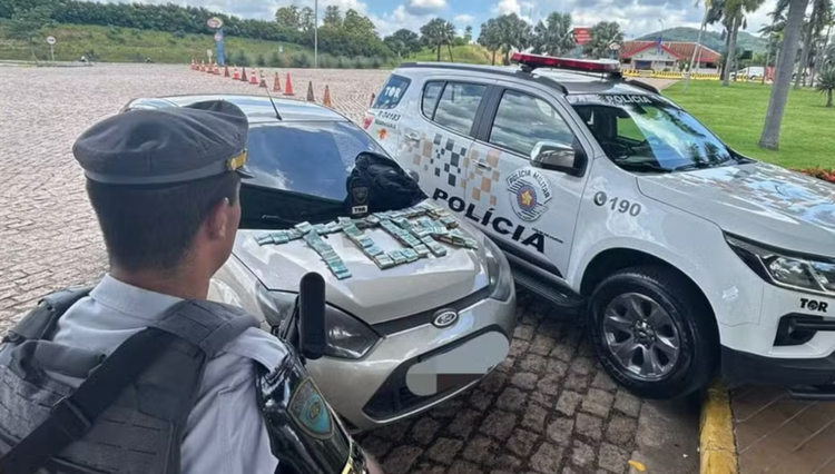 Policiais encontraram uma bolsa contendo R$ 115.636. Questionados sobre a origem do dinheiro, os suspeitos confessaram o furto.