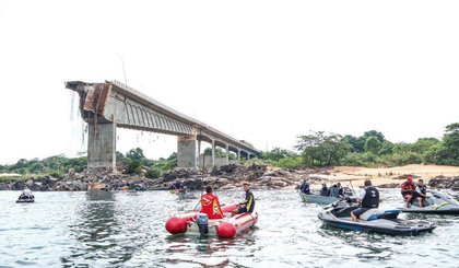 Ponte desabou na divisa entre Tocantins e Maranhão. (Foto: Corpo de Bombeiros) Ponte desabou na divisa entre Tocantins e Maranhão. (Foto: Corpo de Bombeiros)