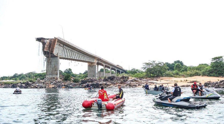 Ponte desabou na divisa entre Tocantins e Maranhão.