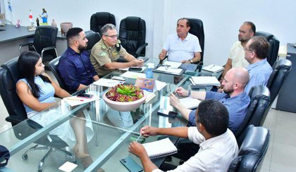 Prefeito Antônio Reis cria Comitê Gestor de Crise e discute ações de prevenção às chuvas em Floriano (Foto: Divulgação / Prefeitura Municipal de Floriano)