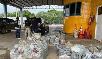 PRF apreende quase 2.500 mercadorias irregulares em Valença do Piauí (Foto: PRF-PI) PRF apreende quase 2.500 mercadorias irregulares em Valença do Piauí (Foto: PRF-PI)