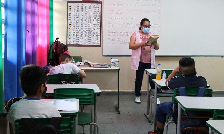 São Paulo - Aulas presenciais na Escola Estadual Terezine Arantes Ferraz Bibliotecaria, no Parque Casa de Pedra, zona norte da capital (Rovena Rosa/Agência Brasil)