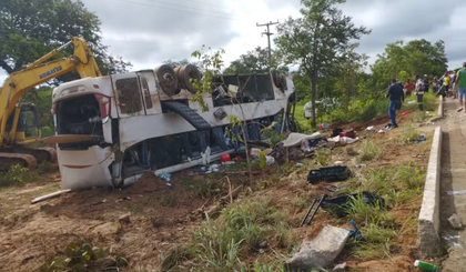 Sete pessoas morrem e 15 ficam feridas após ônibus tombar no Piauí. (Foto: Valdênio Gomes/Rádio Cerrado FM)
