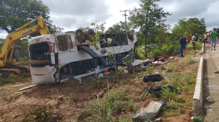 Sete pessoas morrem e 15 ficam feridas após ônibus tombar no Piauí.