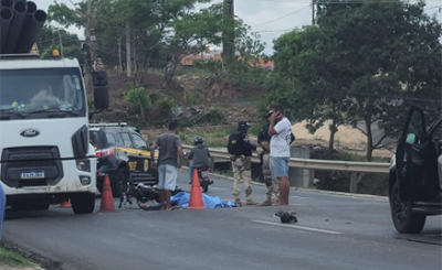 Um homem identificado como Nivaldo de Sousa Azevedo morreu após colidir contra a traseira de um caminhão na BR-343 (Foto: Reprodução) Um homem identificado como Nivaldo de Sousa Azevedo morreu após colidir contra a traseira de um caminhão na BR-343 (Foto: Reprodução)