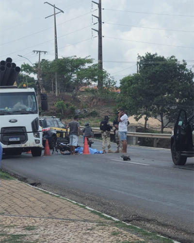 Um homem identificado como Nivaldo de Sousa Azevedo morreu após colidir contra a traseira de um caminhão na BR-343