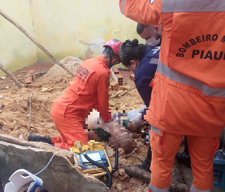 Uma mulher de 59 anos, identificada como Rosalinda Pereira da Silva, morreu nesta quarta-feira (15) após o muro da casa dela desmoronar
