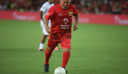 Zico em ação na 20a edição do Jogo das Estrelas. (Foto: Pedro Teixeira / Agência O Dia) Zico em ação na 20a edição do Jogo das Estrelas. (Foto: Pedro Teixeira / Agência O Dia)