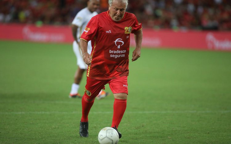 Zico em ação na 20a edição do Jogo das Estrelas.