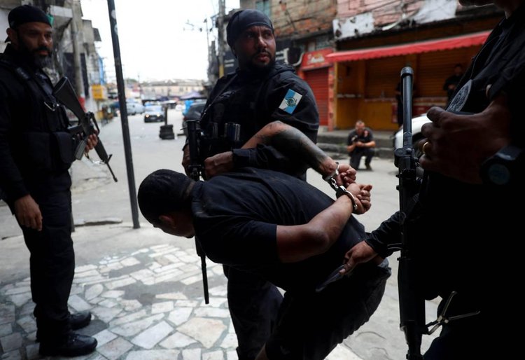 Ação policial no Rio de Janeiro deixa 20 mortos em confrontos.