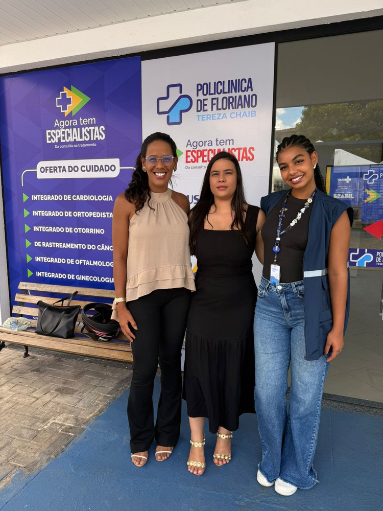 ao centro coordenadora da policlinica Lara Oliveira