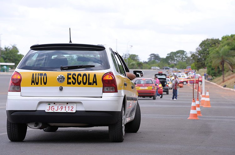 Autoescolas reagem à proposta do Governo sobre alterações na obtenção da CNH.