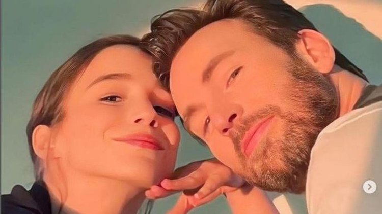 Chris Evans e Alba Baptista dão as boas-vindas ao primeiro filho em Massachusetts.