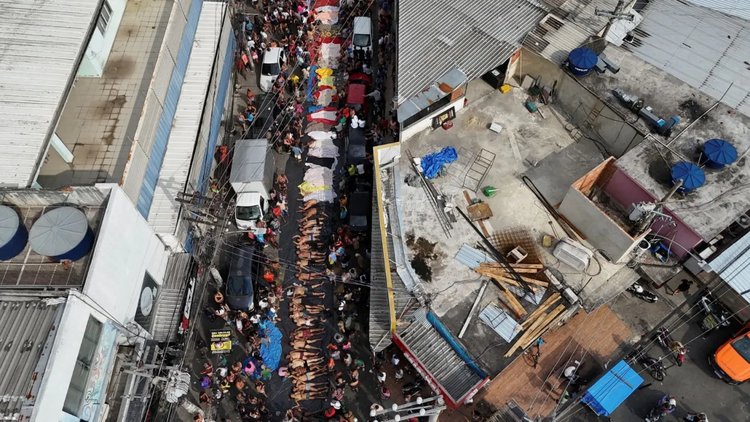 Complexo da Penha tem 132 mortos após operação; moradores relatam mais de 60 corpos.