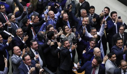 Deputados da oposição comemoram derrubada de MP que aumentaria impostos. (Foto: Lula Marques/Agência Brasil) Deputados da oposição comemoram derrubada de MP que aumentaria impostos. (Foto: Lula Marques/Agência Brasil)