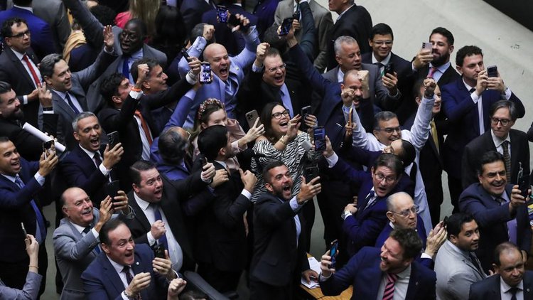 Deputados da oposição comemoram derrubada de MP que aumentaria impostos.