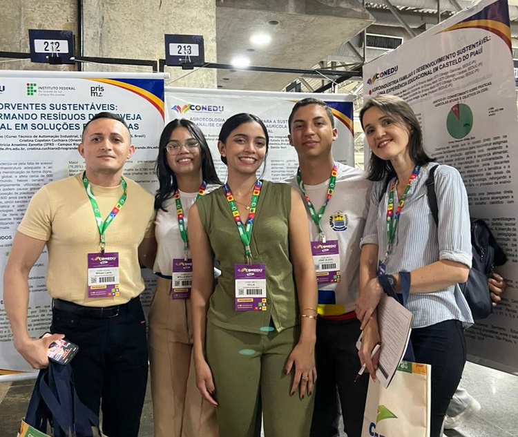 Estudantes do Ceti Cônego Cardoso, de Castelo do Piauí, acompanhados do professor William Liarte, durante apresentação de trabalhos no Congresso Nacional de Educação (CONEDU), em Recife (PE)..