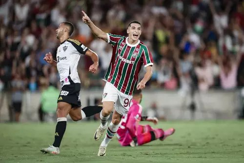 Fluminense domina no Maracanã, goleia o Atlético-MG e encosta no G-6