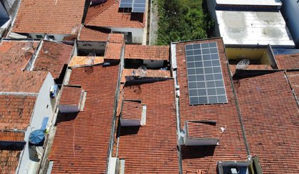 Instalação de placas de energia solar em casas causa reduz em mais de 80% gasto com energia. (Foto: Beto Silva) Instalação de placas de energia solar em casas causa reduz em mais de 80% gasto com energia. (Foto: Beto Silva)