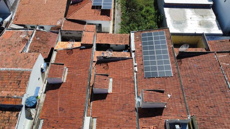 Instalação de placas de energia solar em casas causa reduz em mais de 80% gasto com energia.