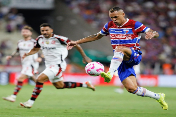 O Flamengo perdeu a chance de assumir a liderança do Campeonato Brasileiro, ao ser derrotado pelo Fortaleza por 1 a 0 neste sábado, na Arena Castelão.